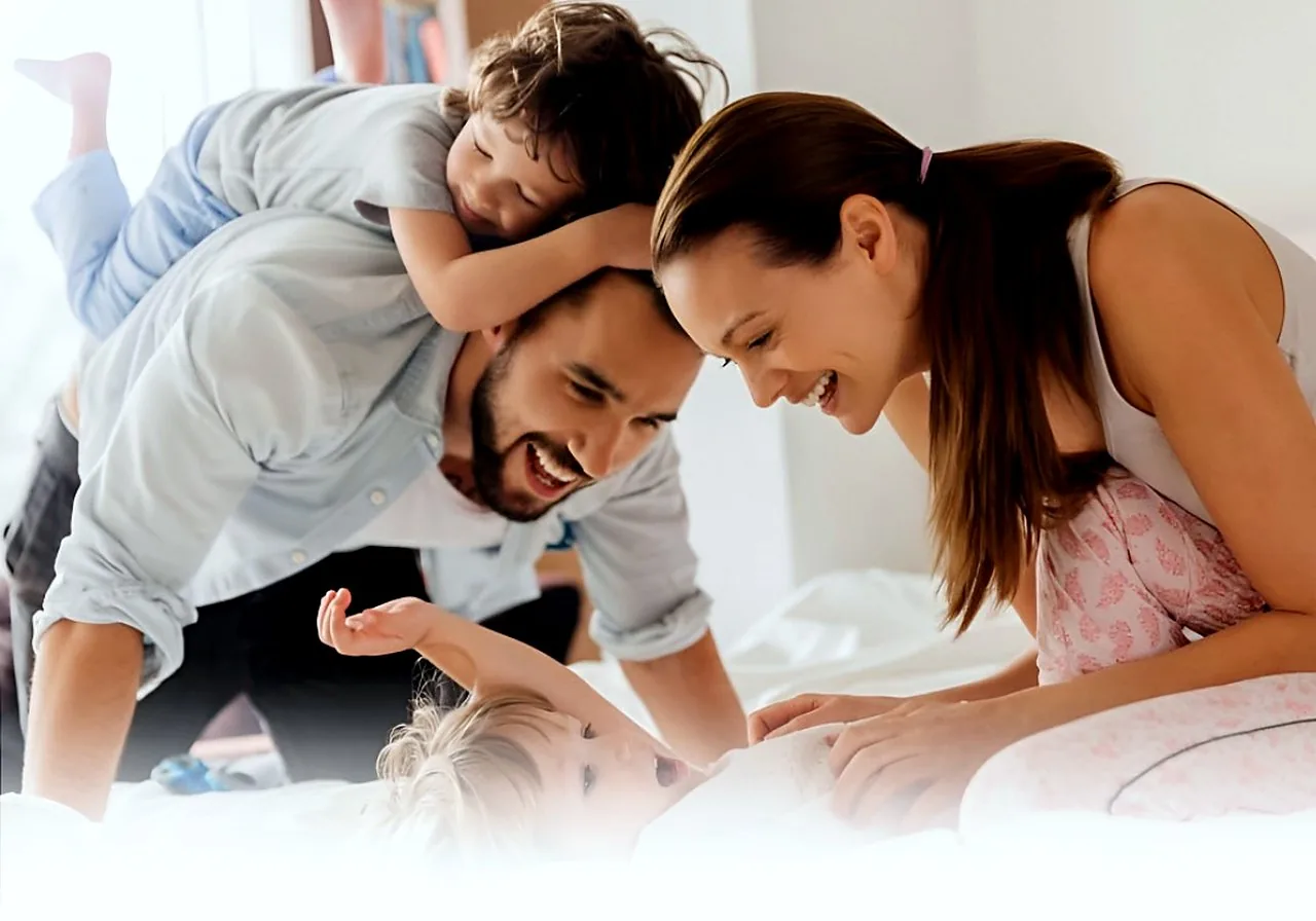 Familia jugando en casa